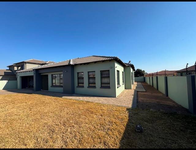 4 BEDROOM HOUSE FOR SALE IN AERORAND